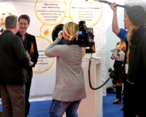 Kamerateam bei der Live-Berichterstattung auf einer Fachmesse